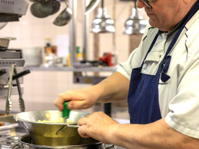 L'Auberge Le chef Benoît Velut en action