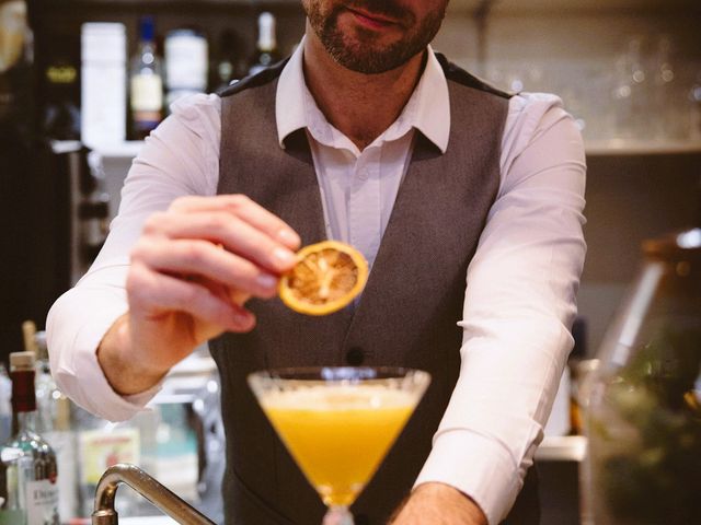 L'Auberge Loïc derrière le bar